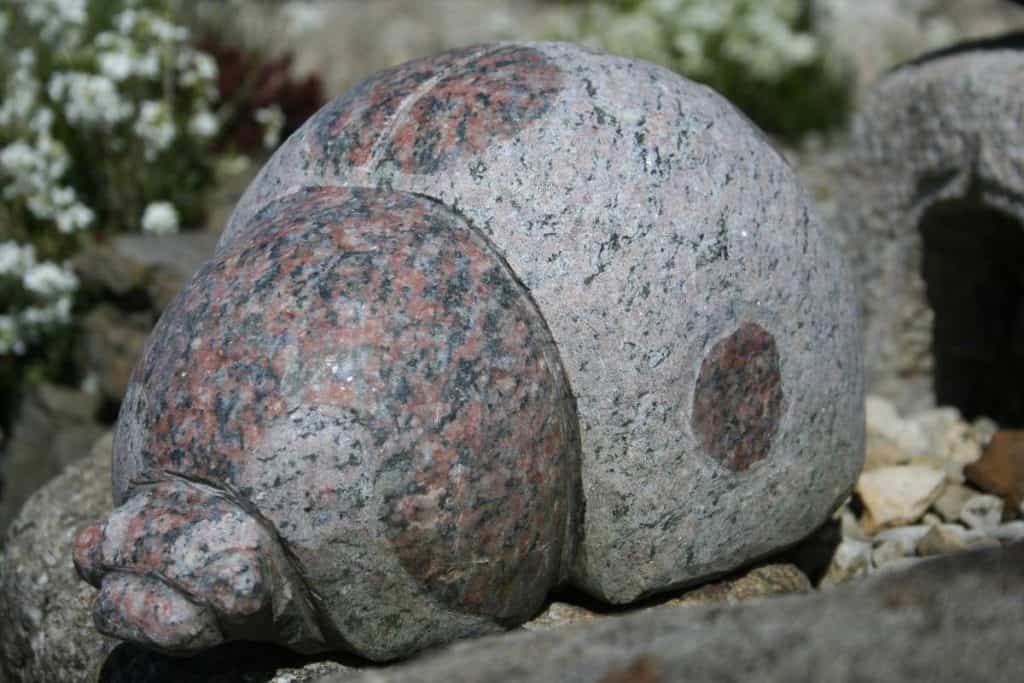Gartendekoration Marienkäfer Granit rot