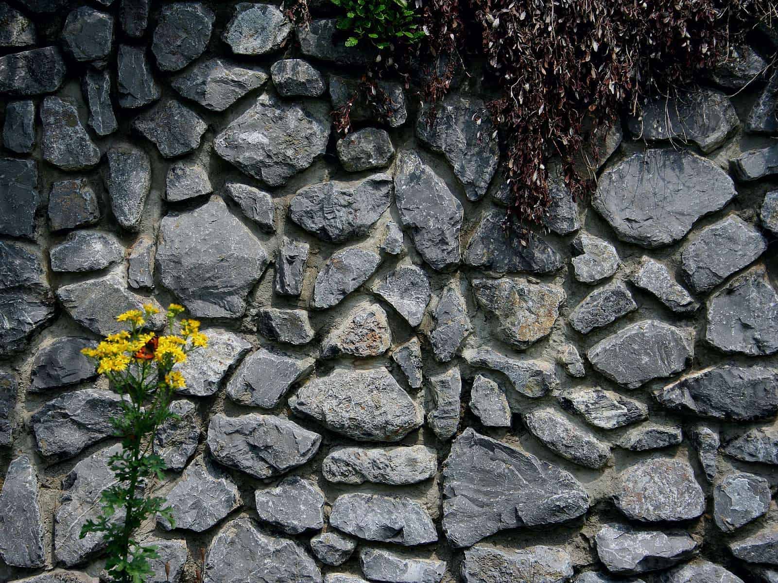 Natursteinmauer aus Kalkfels