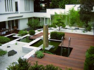 Moderne Gartengestaltung mit Granit und Holz