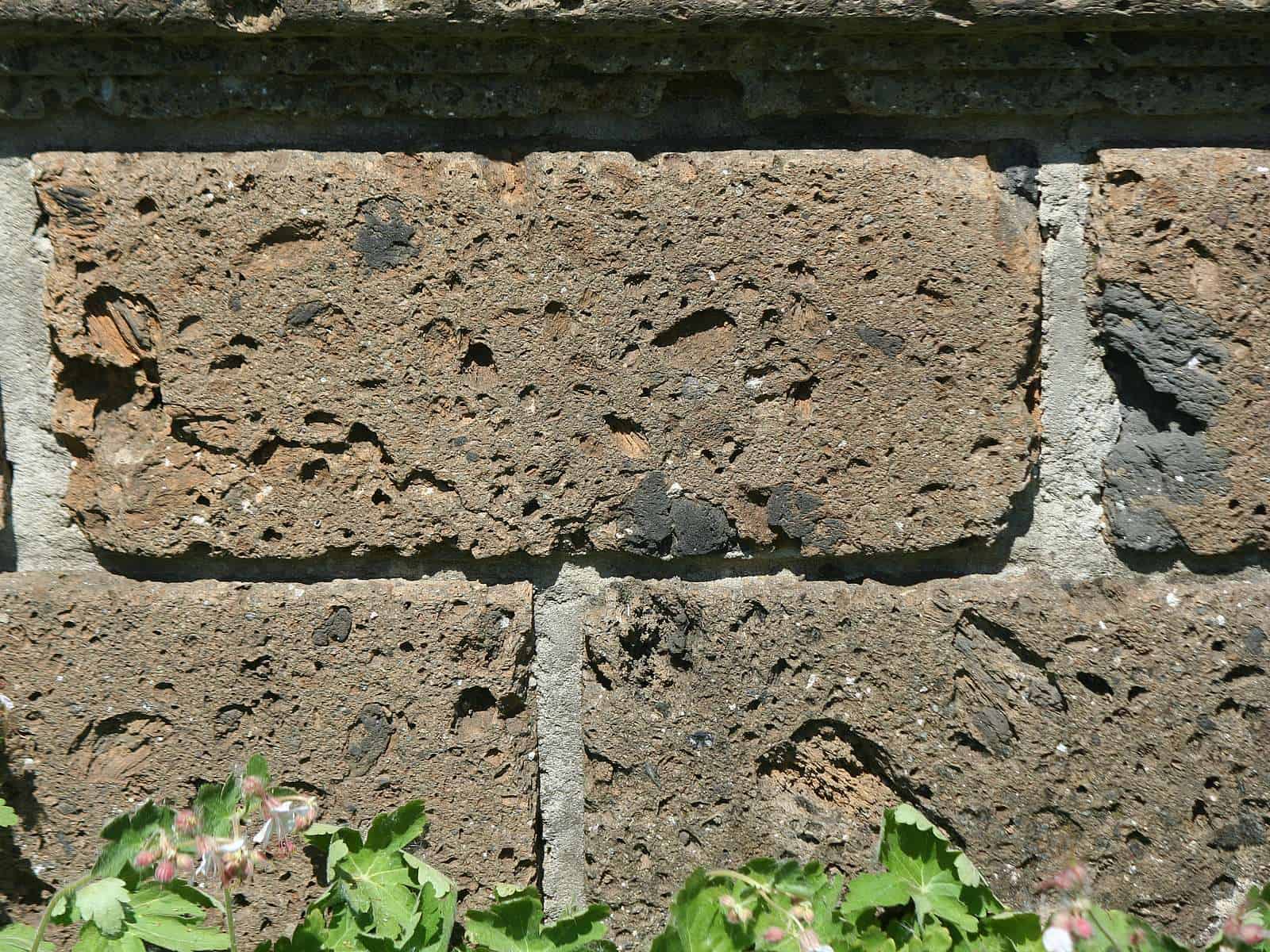 Steinmauer aus italienischem Tuffstein.