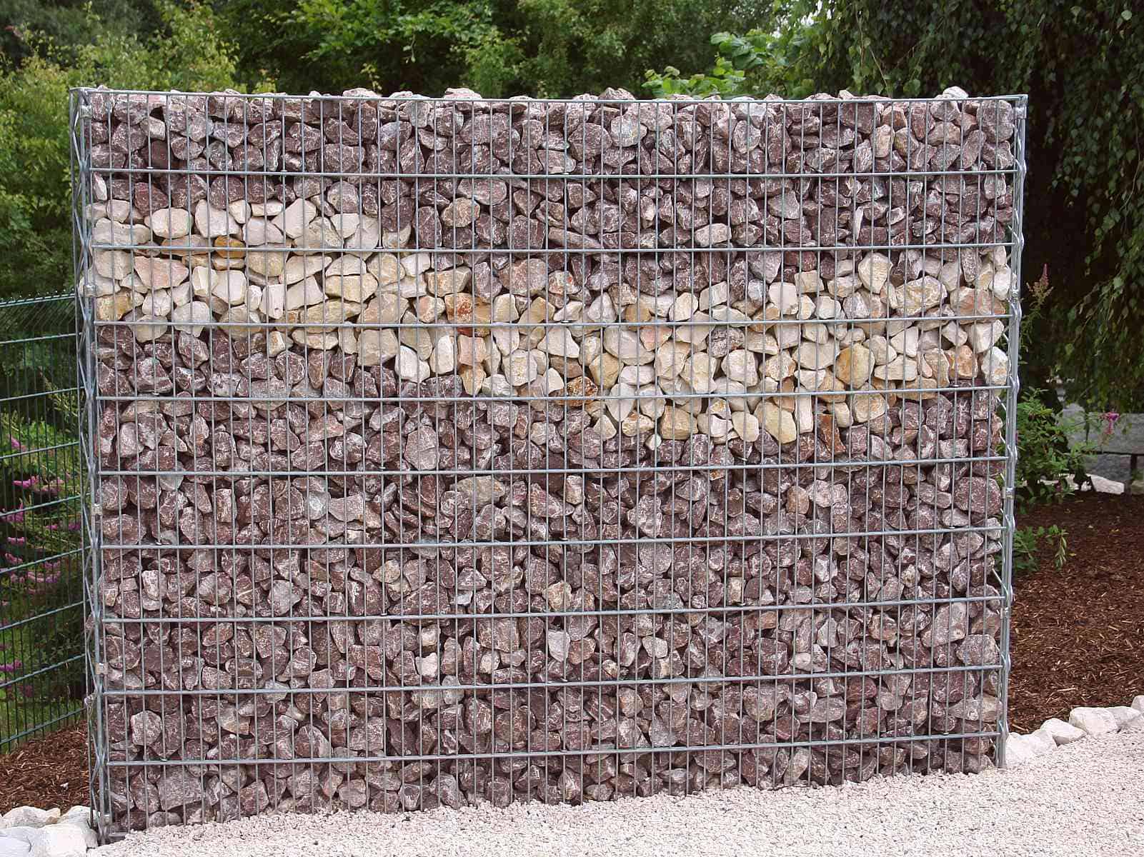 Steinzaun mit zwei Materialien befüllt