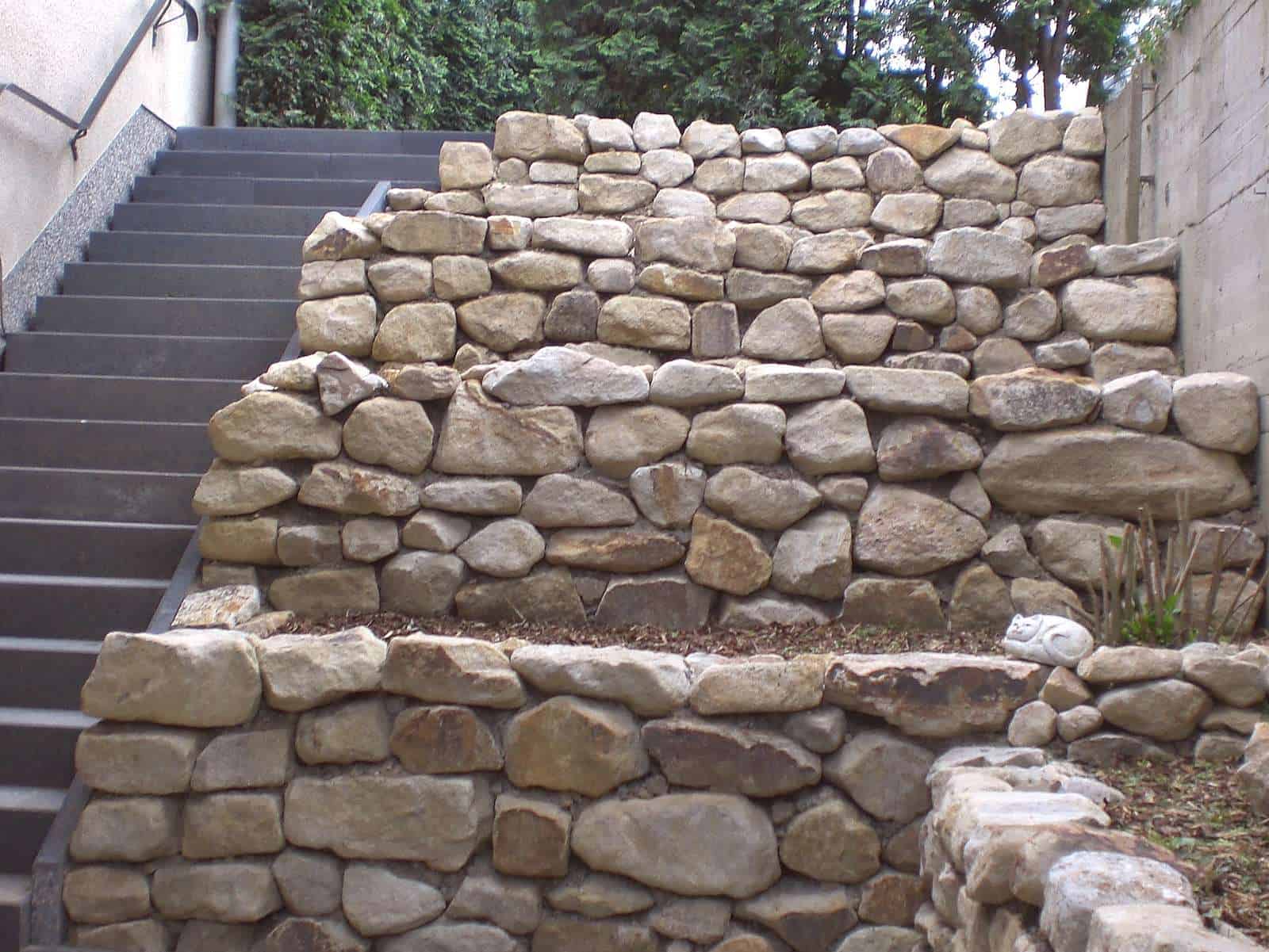 Maueranlage aus Ibbenbürener Sandstein. Der Beweis dafür, dass man aus einfachen Bruchsteinen super Trockenmauern bauen kann!